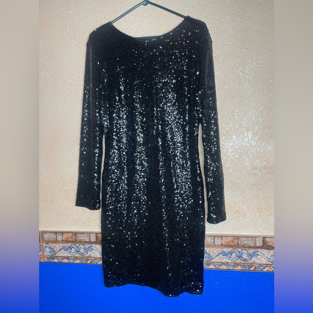 Black sequince short dress. Large